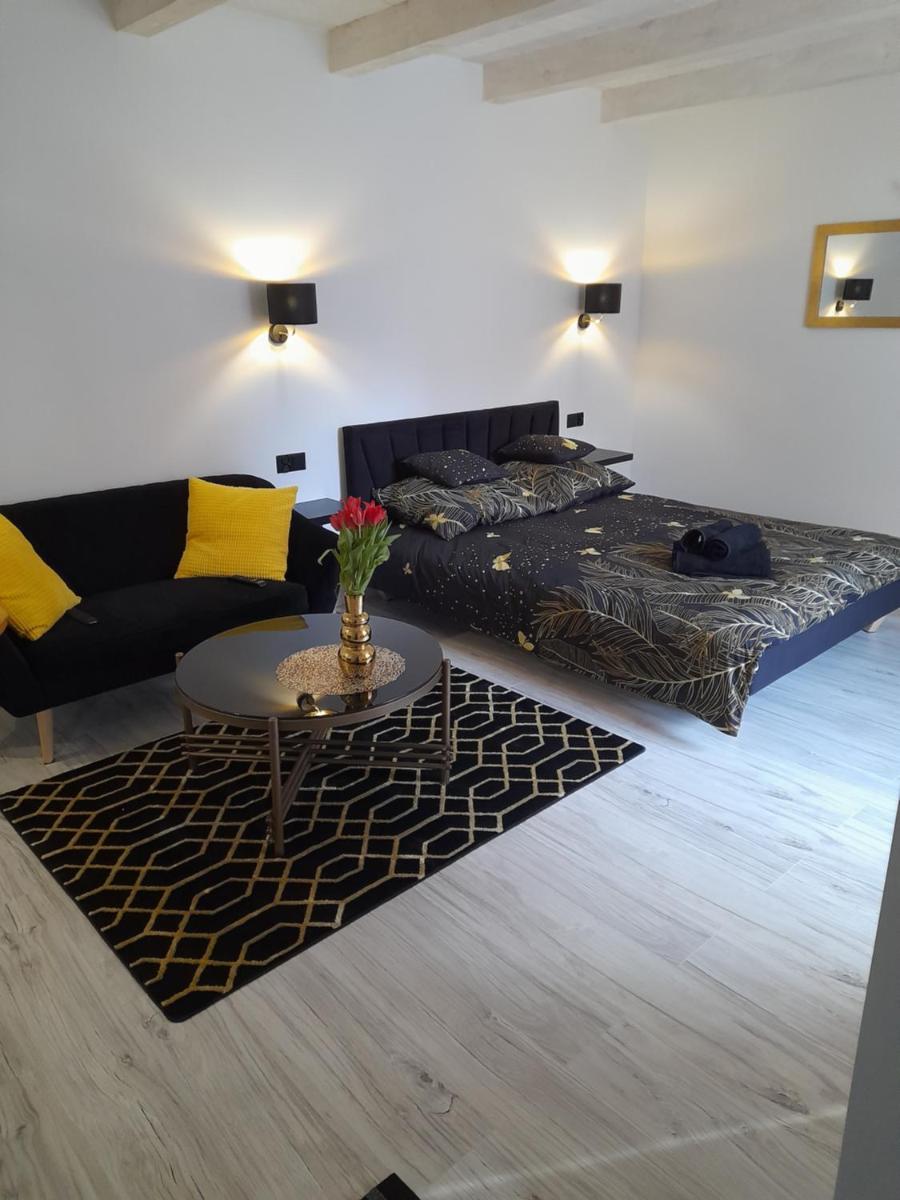 Domek w ogrodzie - Housity