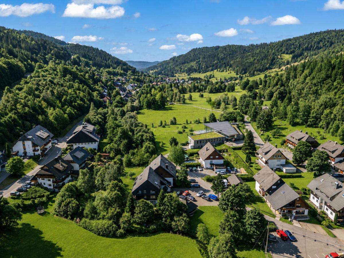 Großer Garten mit Grill,-Spiel und Sitzmöglichkeiten-umgeben von schöner Natur-Ferienhaus Albmatte - Housity