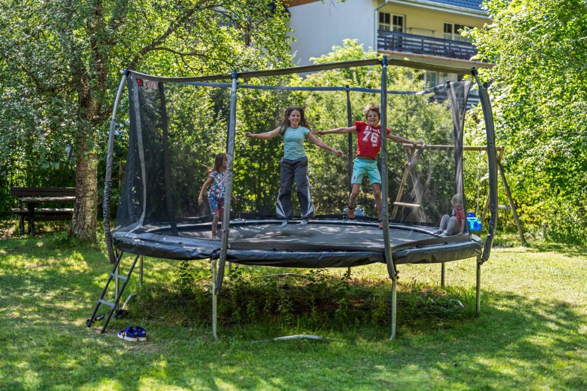Großer Garten mit Grill,-Spiel und Sitzmöglichkeiten-umgeben von schöner Natur-Ferienhaus Albmatte - Housity