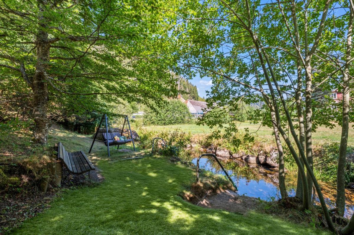 Großer Garten mit Grill,-Spiel und Sitzmöglichkeiten-umgeben von schöner Natur-Ferienhaus Albmatte - Housity