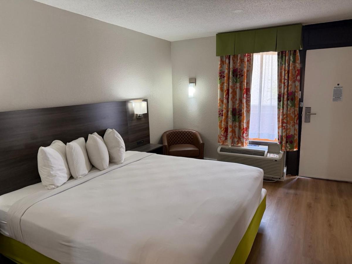 Days Inn by Wyndham Irving Grapevine DFW Airport North - Housity