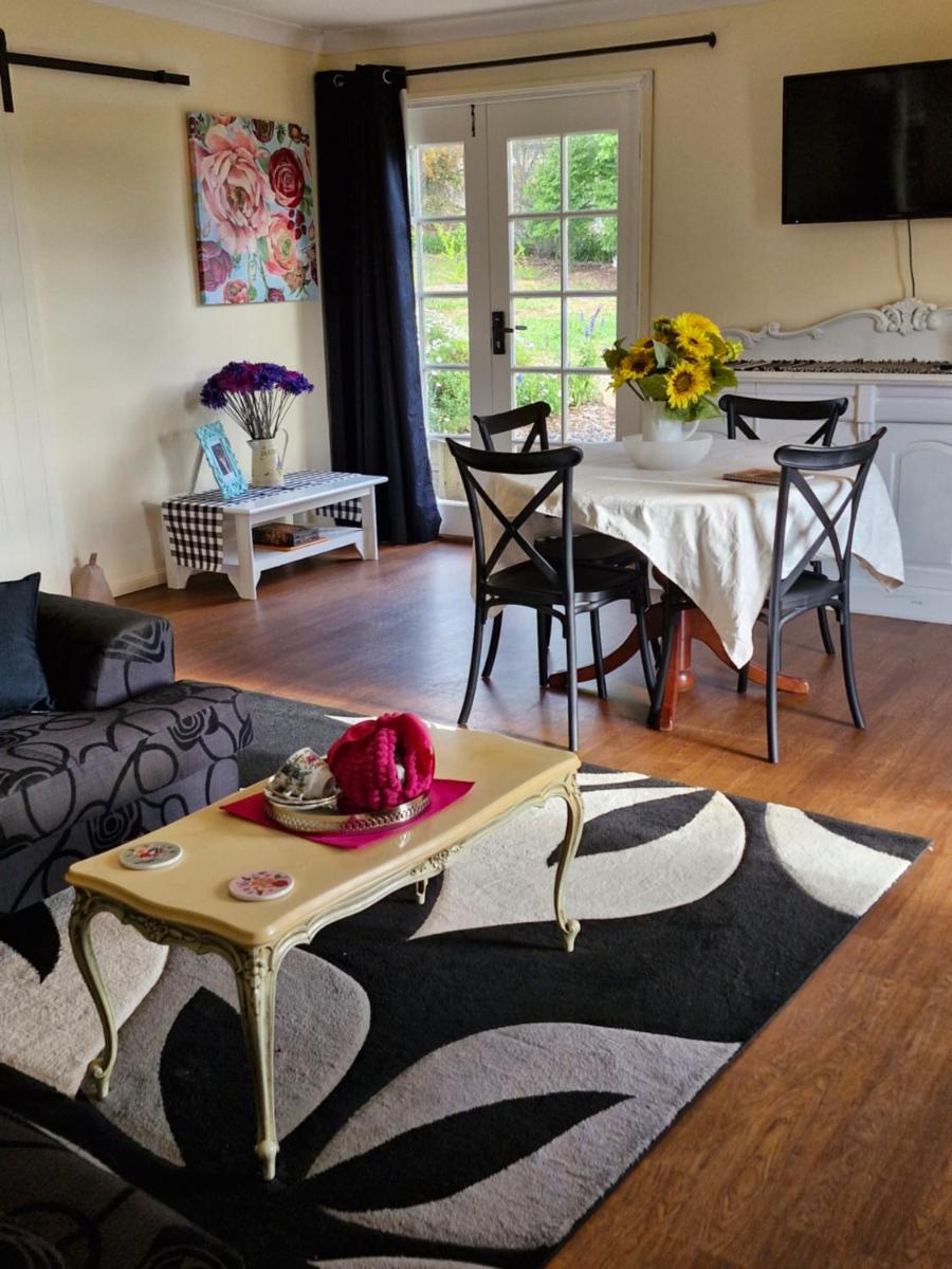Vibrant & Vintage B & B - Housity