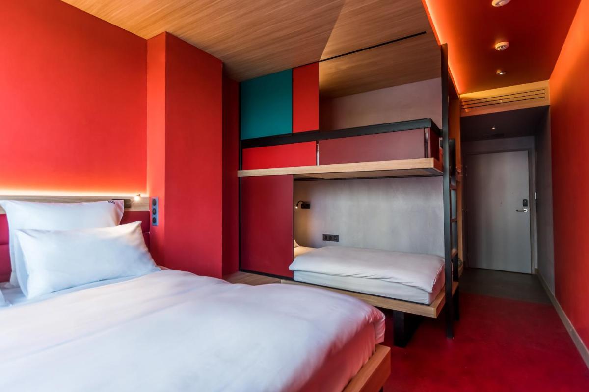 Un ou plusieurs lits dans un hébergement de l'établissement YOOMA Urban Lodge Tour Eiffel