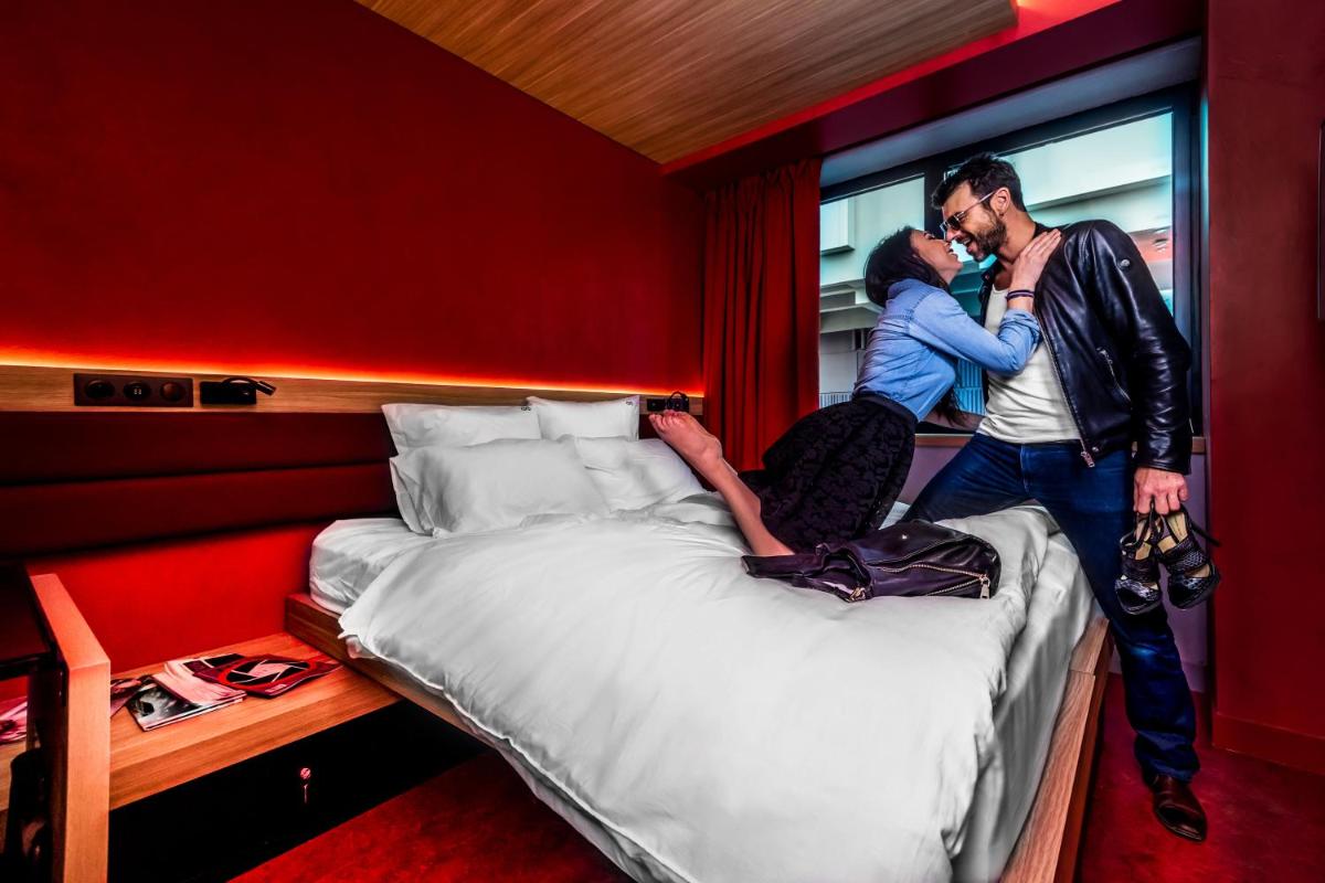 Un ou plusieurs lits dans un hébergement de l'établissement YOOMA Urban Lodge Tour Eiffel