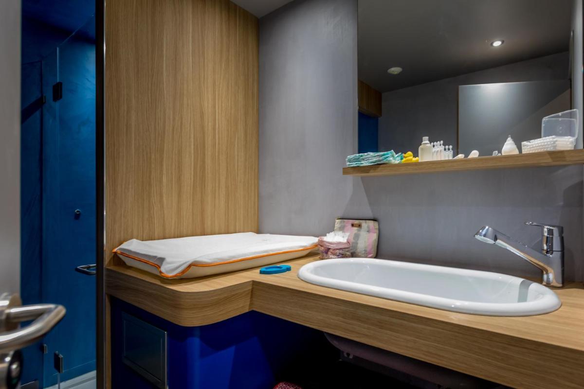 une salle de bain avec un lavabo et une baignoire dans l'établissement YOOMA Urban Lodge Tour Eiffel, à Paris 28 autres photos