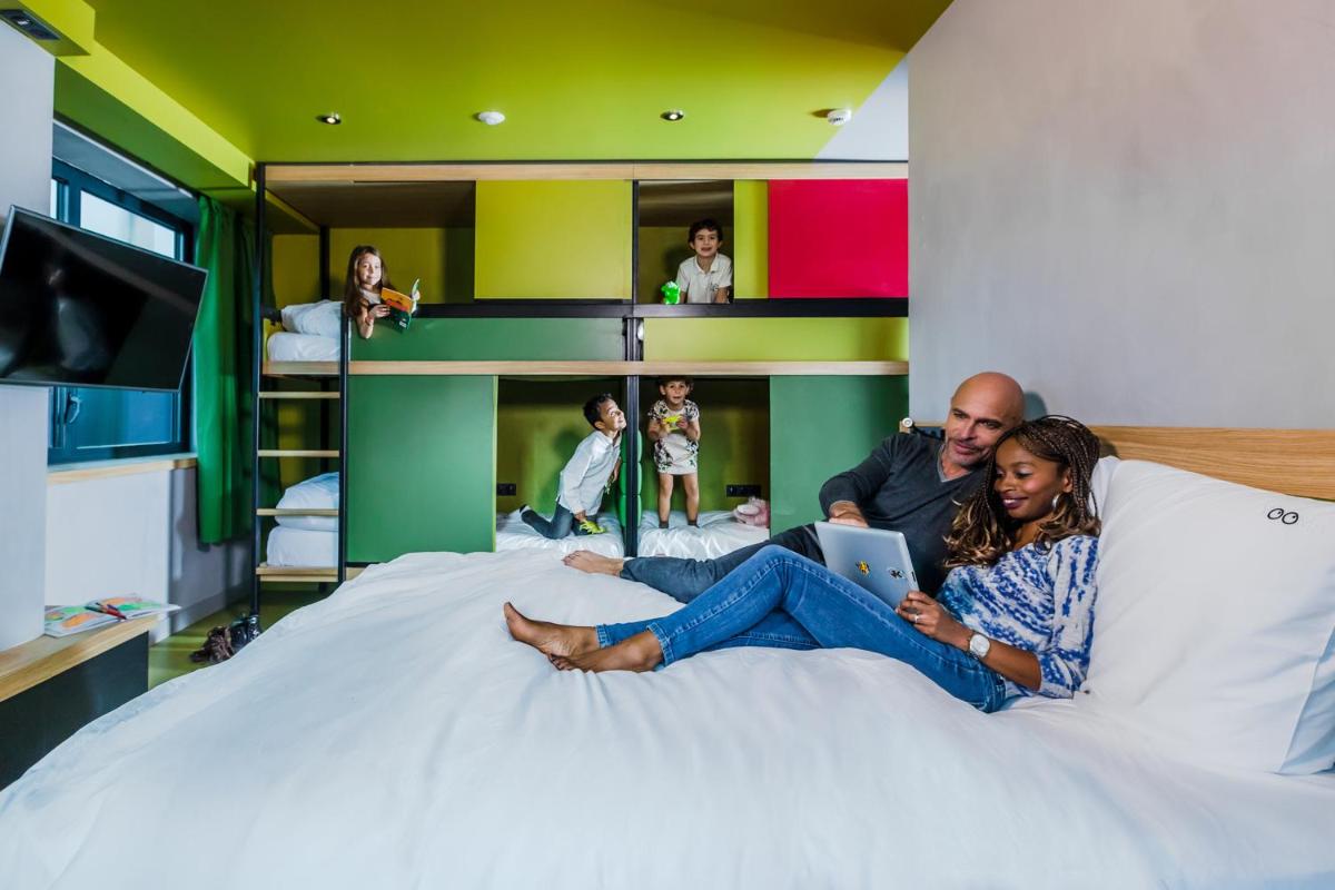 Un ou plusieurs lits dans un hébergement de l'établissement YOOMA Urban Lodge Tour Eiffel