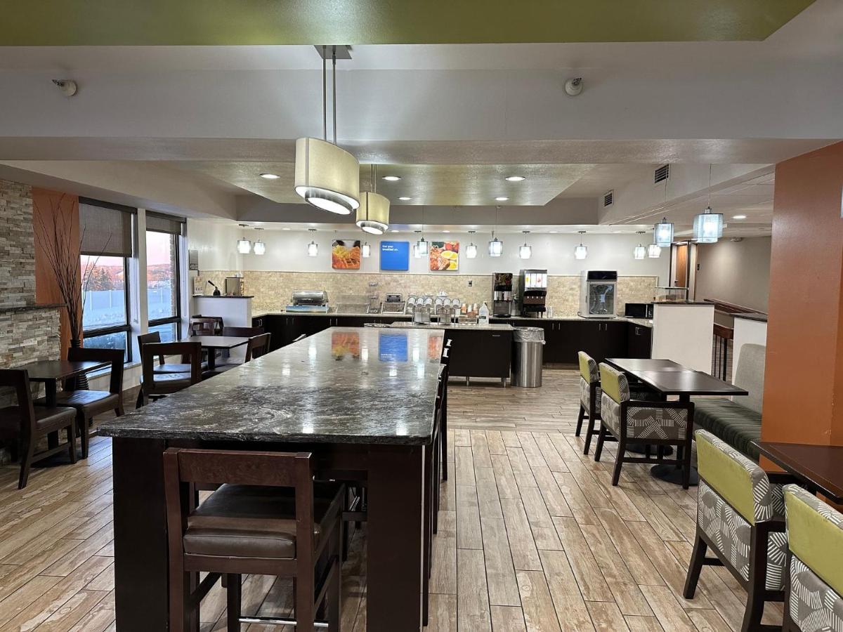 Holiday Inn Express & Suites Eden Prairie - Minneapolis, an IHG Hotel - Housity