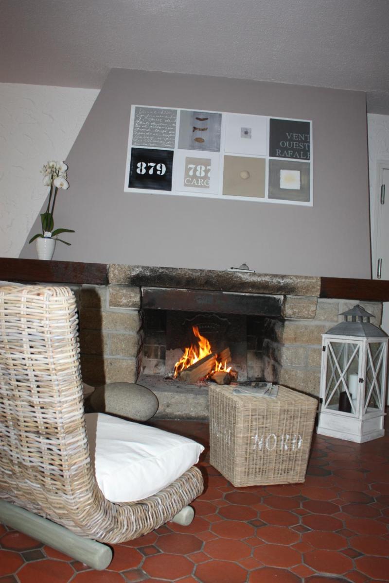 Coin salon dans l'établissement Logis Latitude Ouest Hôtel Restaurant & Spa