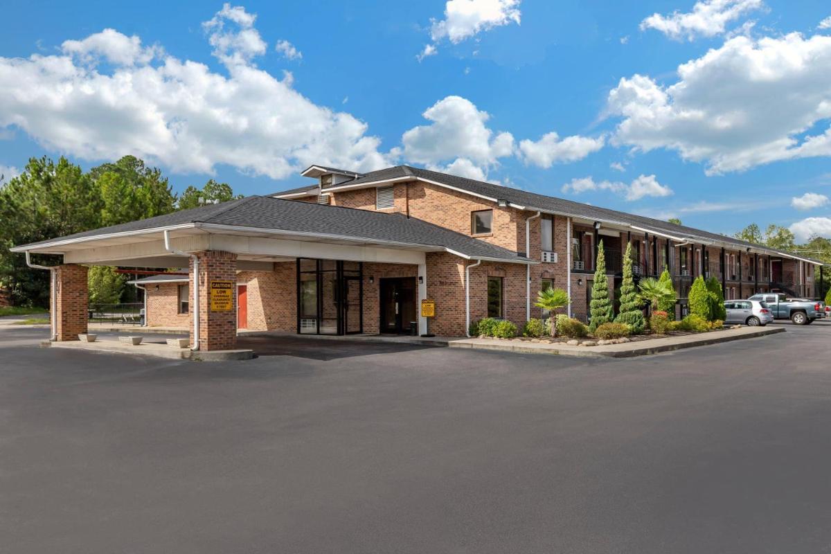 Econo Lodge Inn & Suites Lugoff - Housity