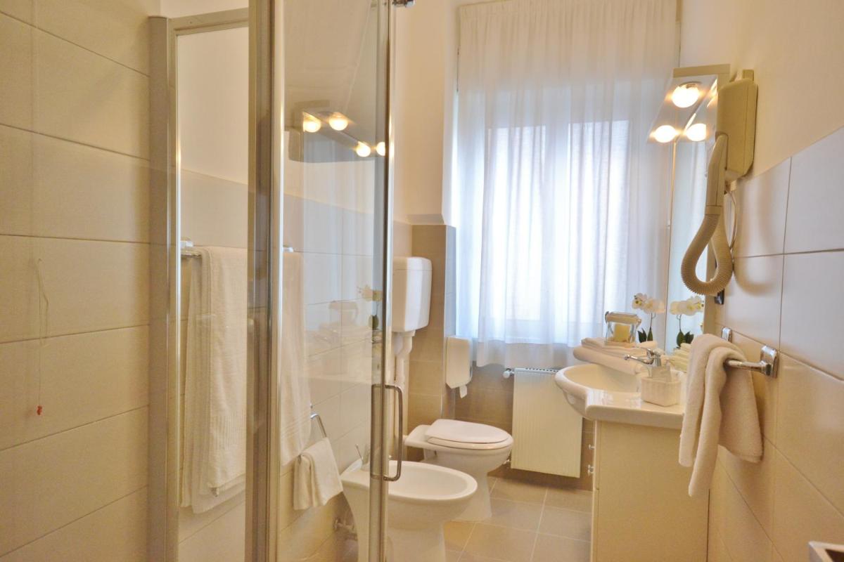 Gold Hotel - Housity