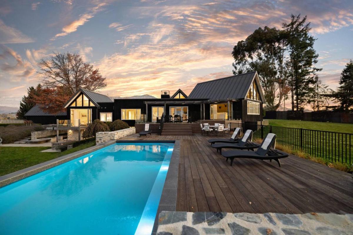 Aroha Homestead Luxury Holiday Home by MajorDomo - Housity