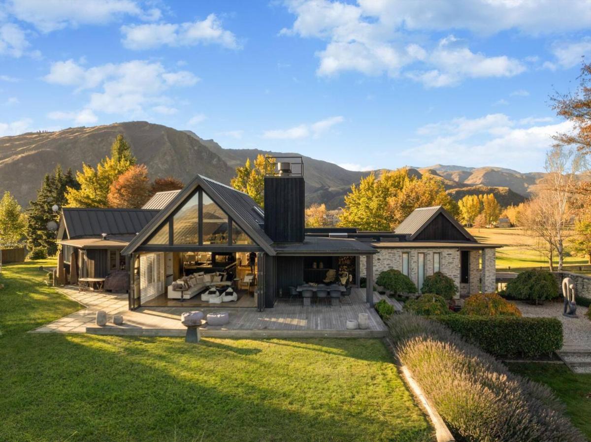 Aroha Homestead Luxury Holiday Home by MajorDomo - Housity