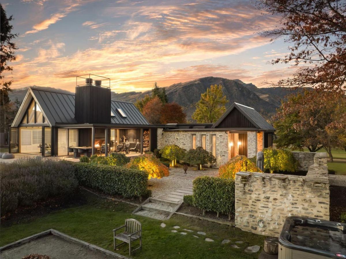 Aroha Homestead Luxury Holiday Home by MajorDomo - Housity