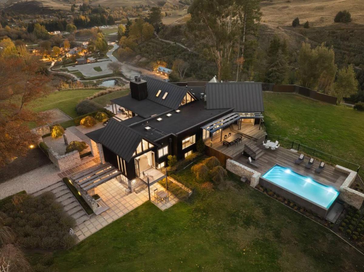 Aroha Homestead Luxury Holiday Home by MajorDomo - Housity