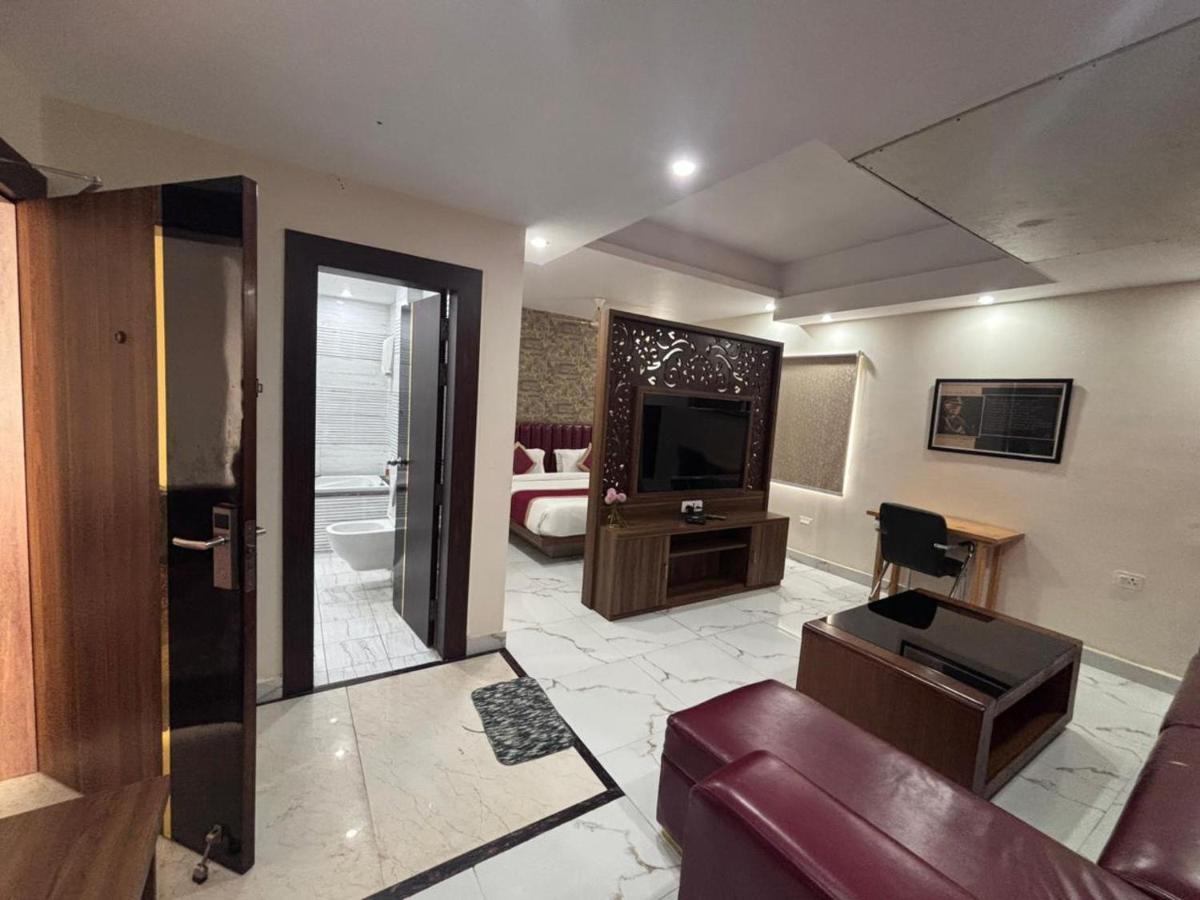 Hotel Paramveer - Housity