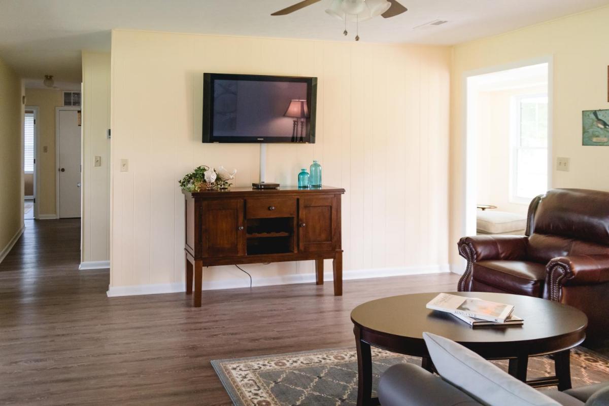 Grandma's Cottage Sleeps 10 - Housity