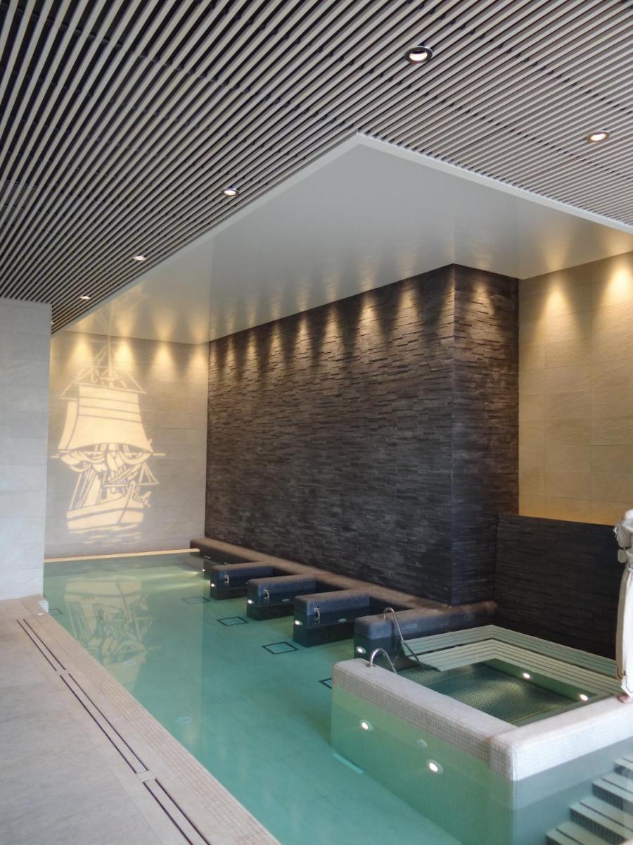 Piscine de l'établissement Hôtel Le Nouveau Monde ou située à proximité