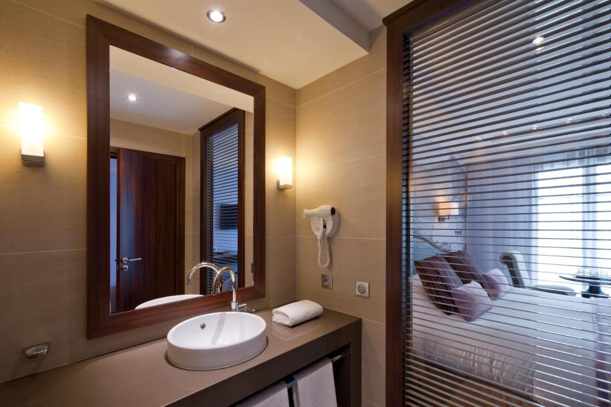 Salle de bains dans l'établissement Hôtel Le Nouveau Monde