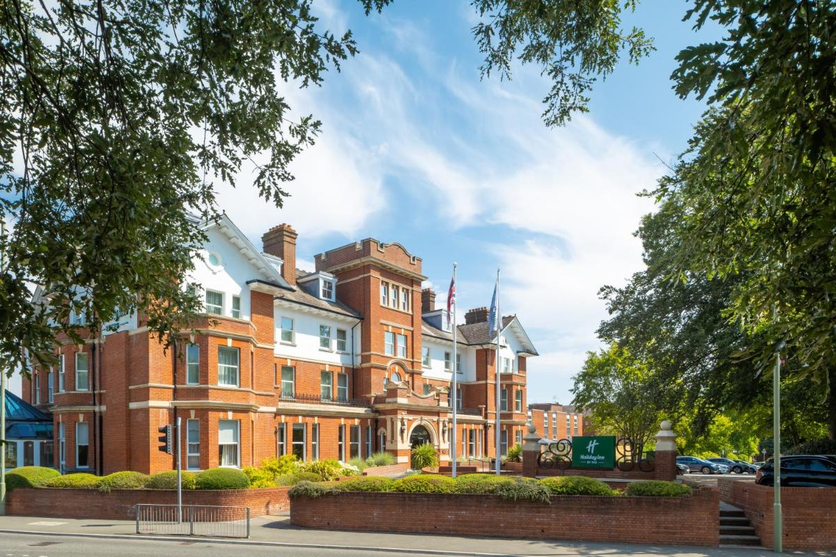 Holiday Inn Farnborough, an IHG Hotel - Housity
