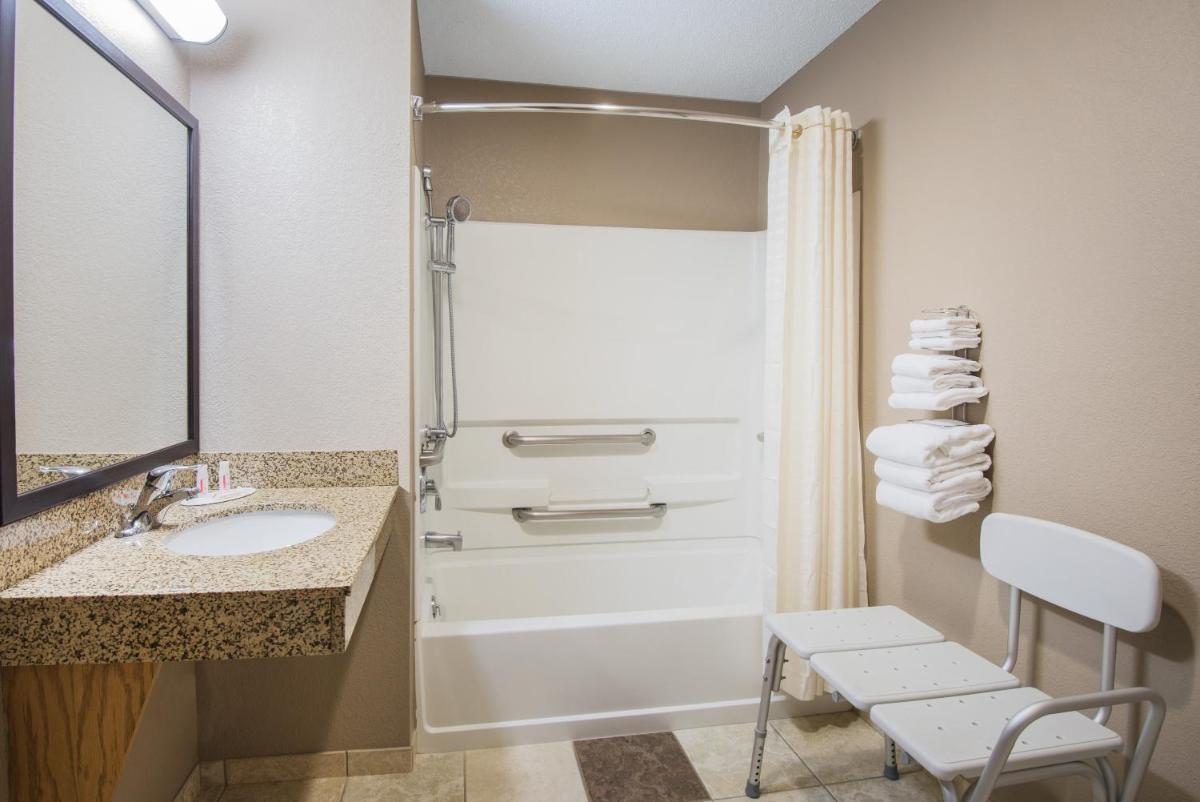 Super 8 by Wyndham Clearfield - Housity