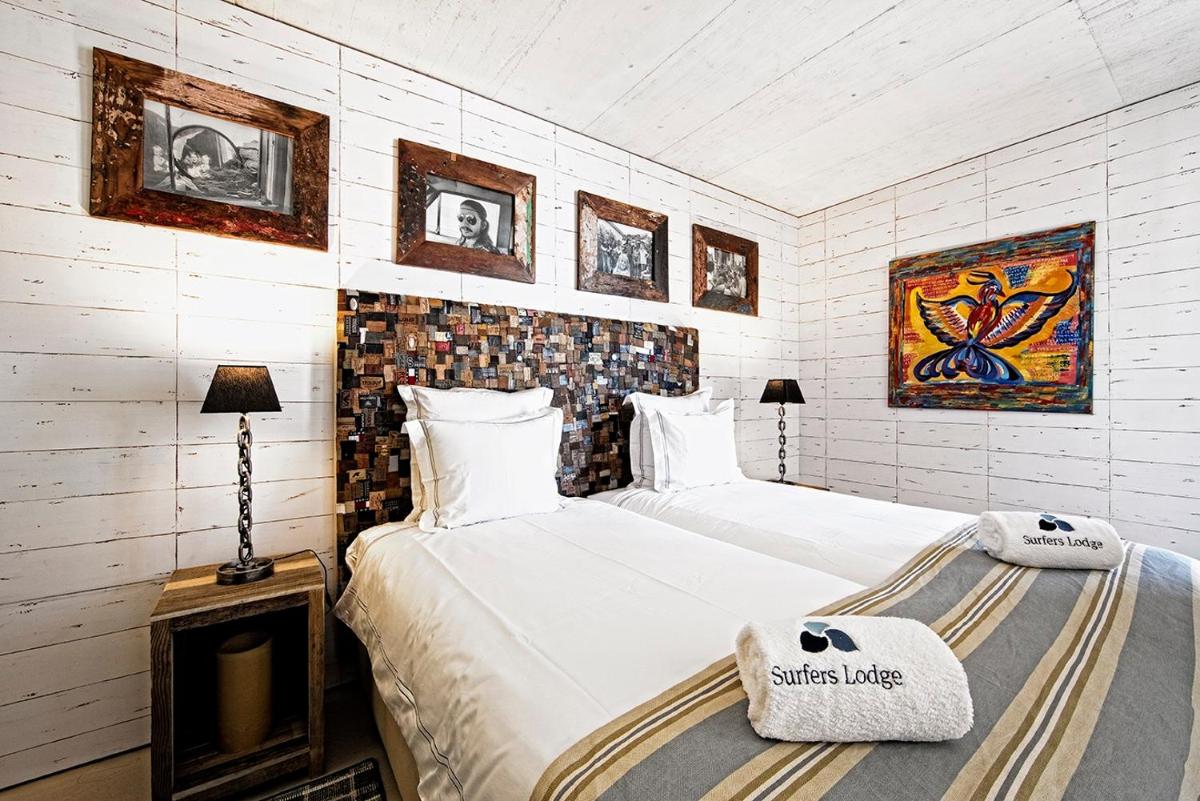 Uma cama ou camas num quarto em Surfers Lodge Peniche