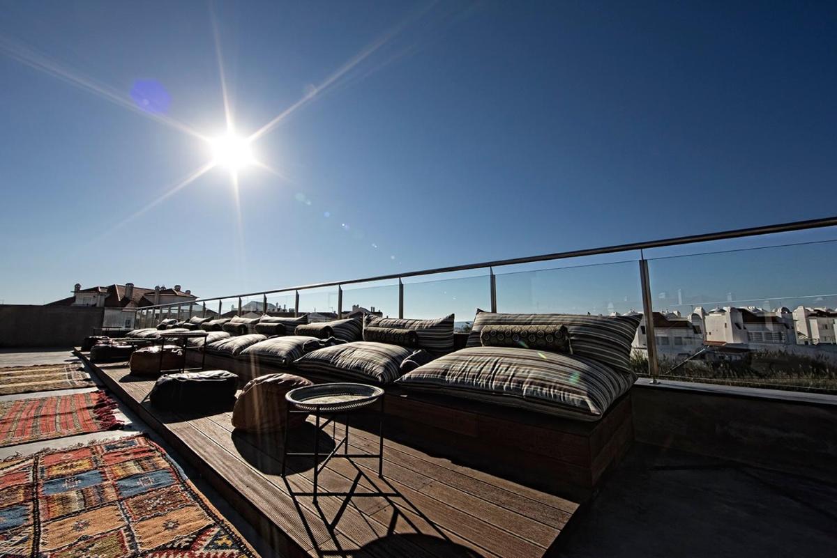 Uma área de estar em Surfers Lodge Peniche
