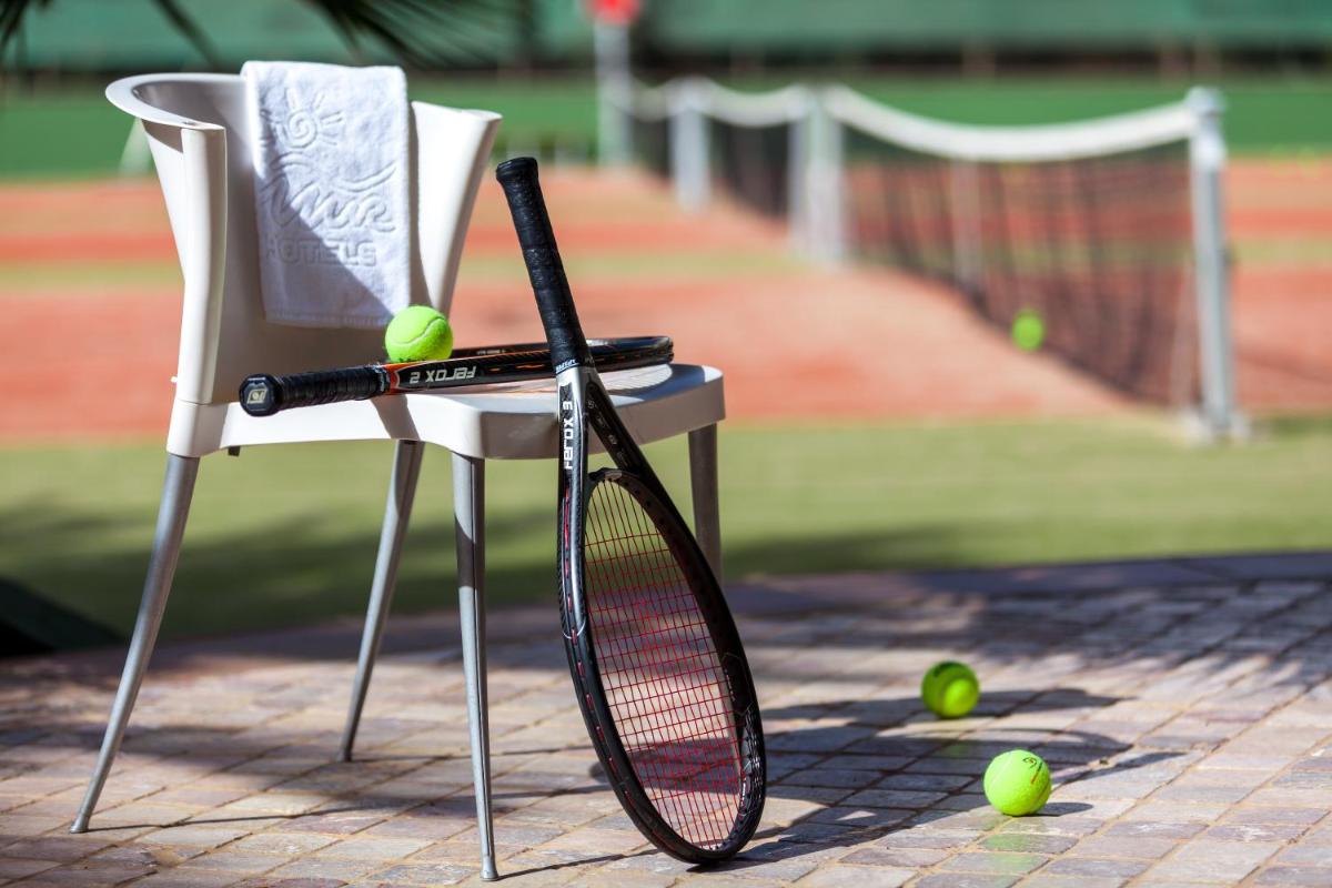 Instalaciones para jugar a tenis o squash en MUR Faro Jandia Fuerteventura & Spa o alrededores