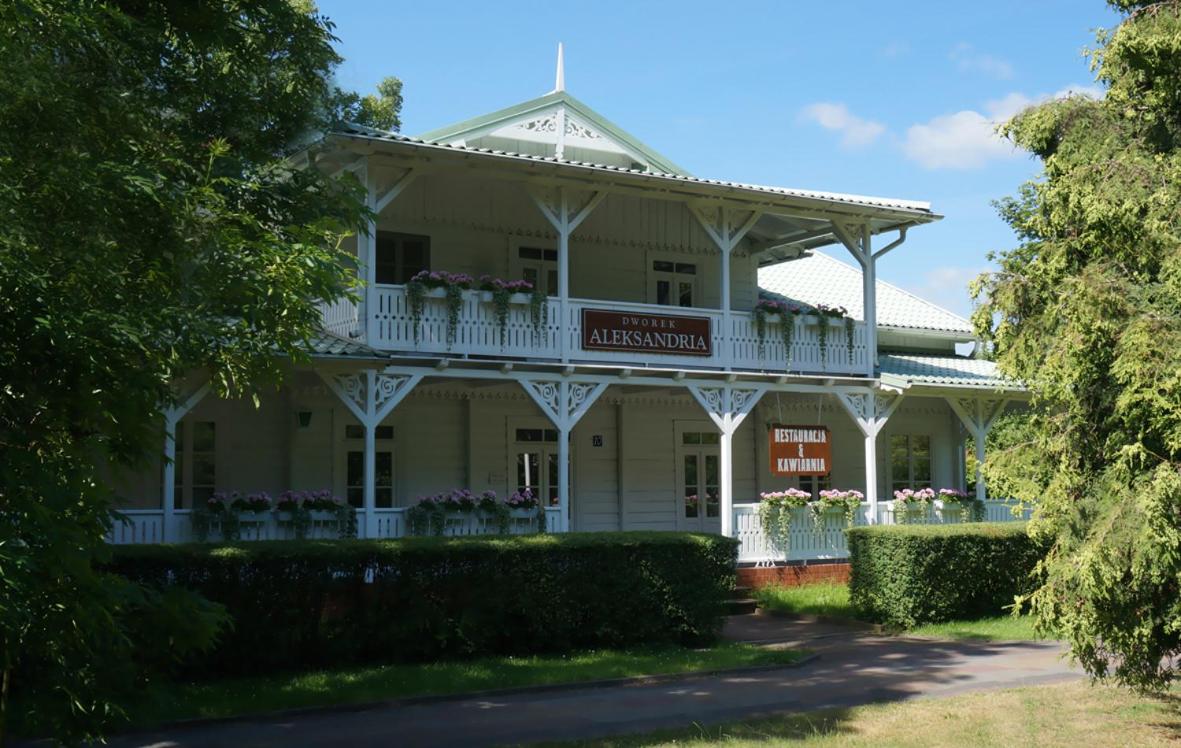 Dworek Aleksandria - Housity