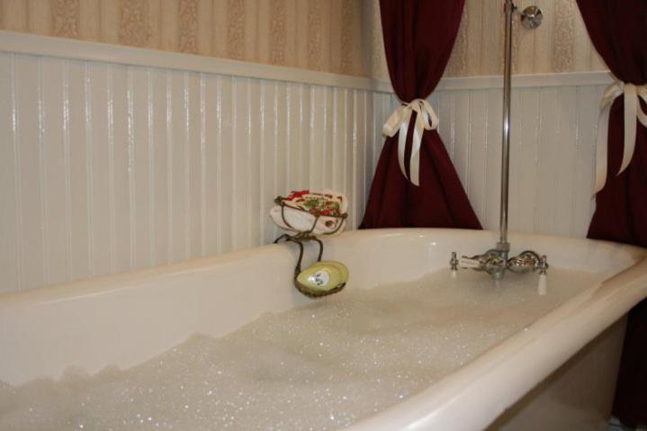 Julian Gold Rush Hotel - Housity