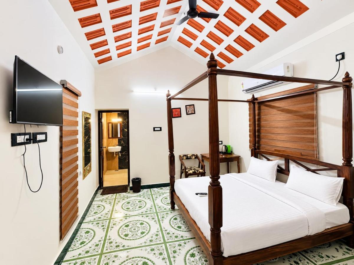 Courtyard Castle - Housity