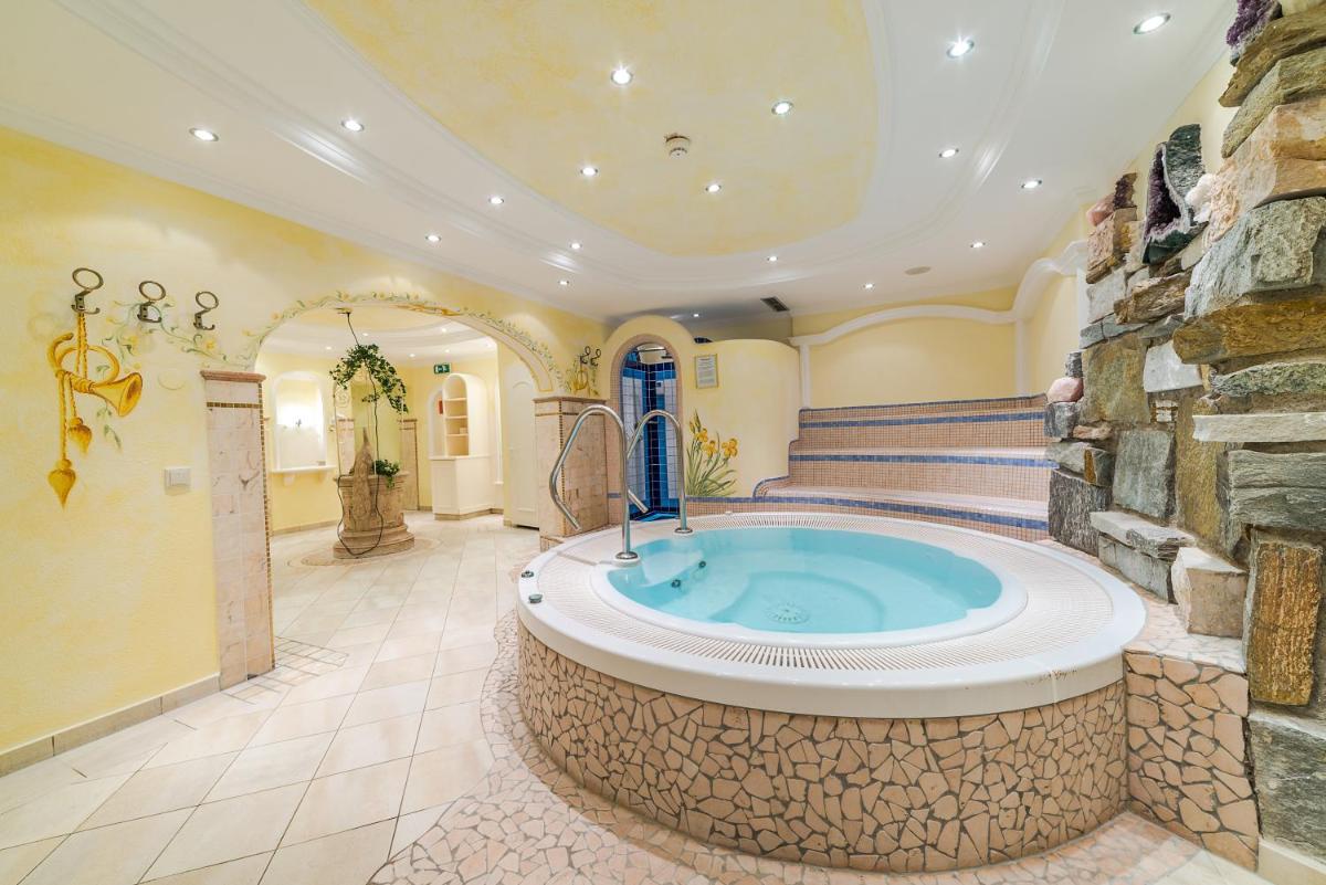 Hotel Neue Post - Housity