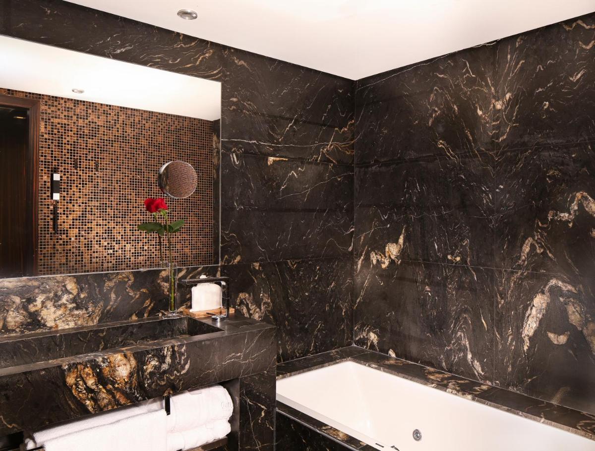 Un baño de Claris Hotel & Spa GL, a Small Luxury Hotel of the World