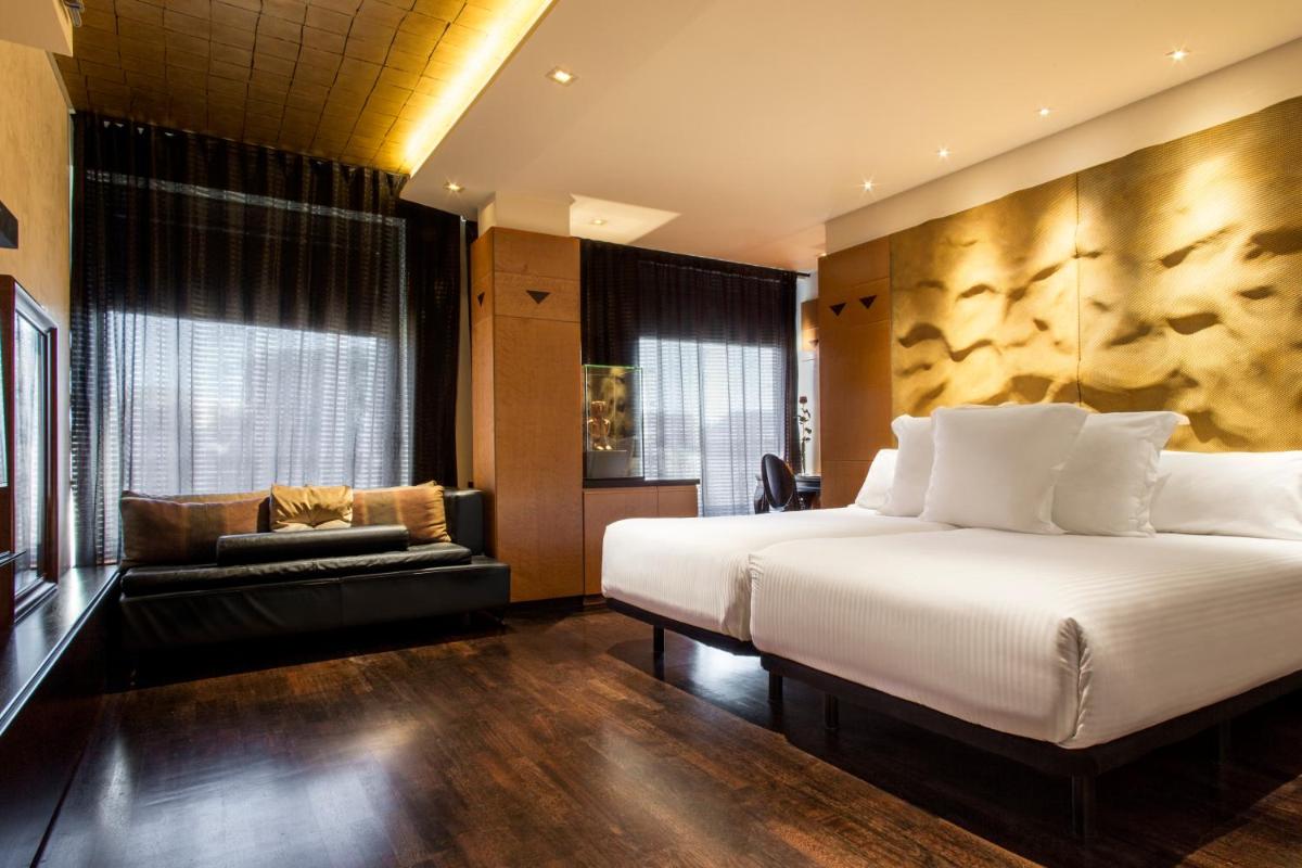 Cama o camas de una habitación en Claris Hotel & Spa GL, a Small Luxury Hotel of the World