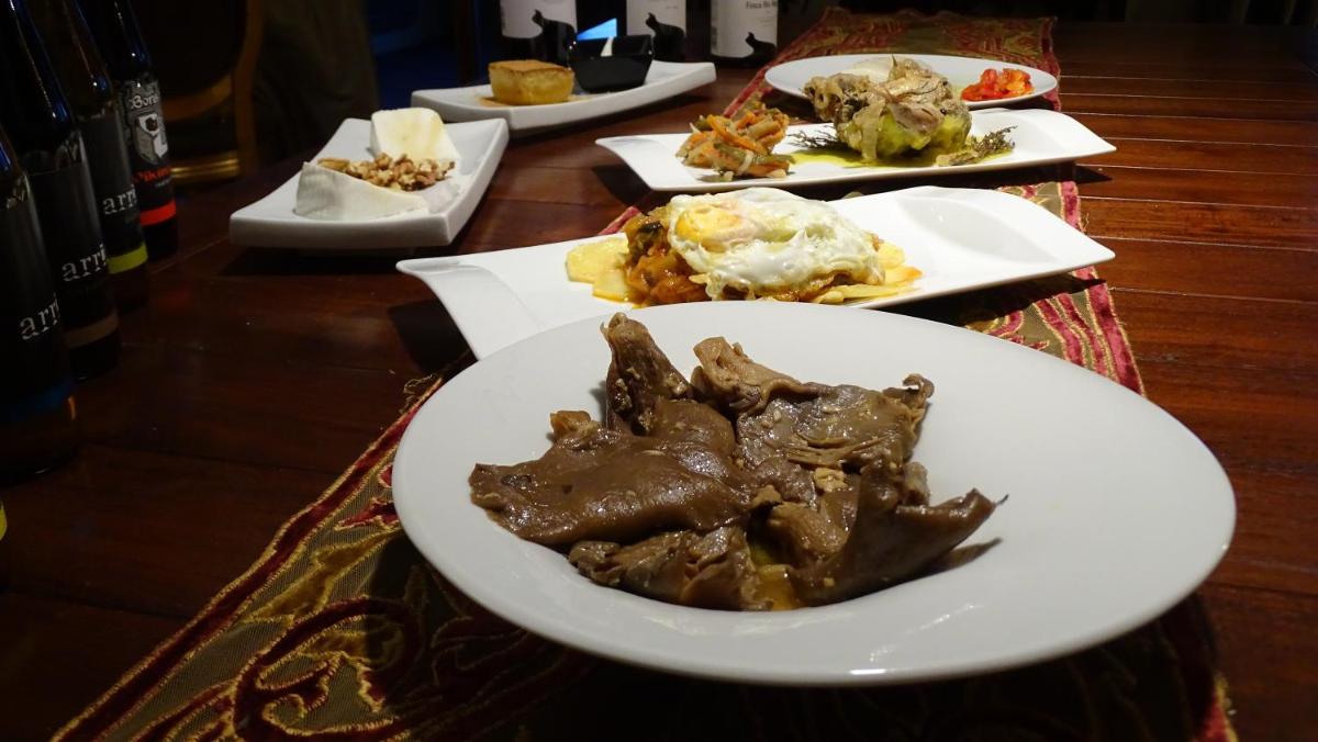 Comida en o cerca de este hotel