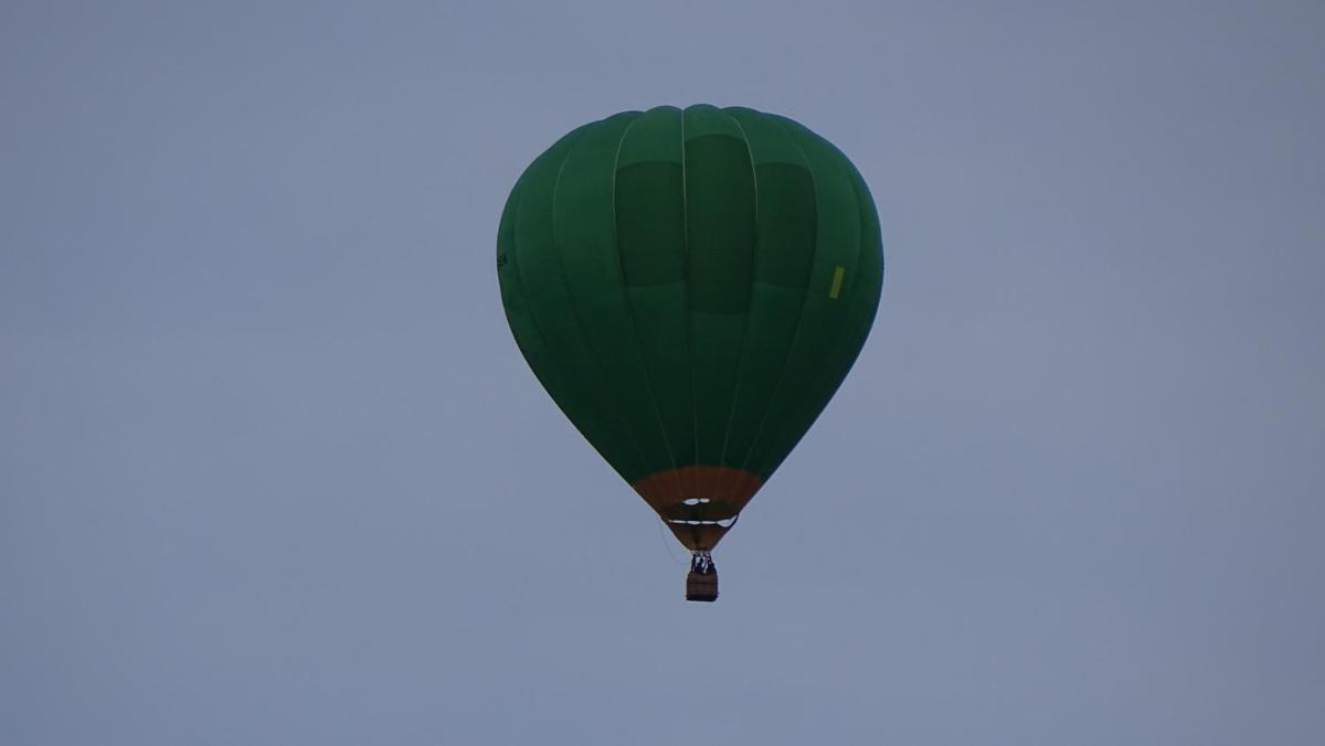 un globo verde de aire caliente en el cielo en Hotel Cardamomo Sigüenza, en Carabias