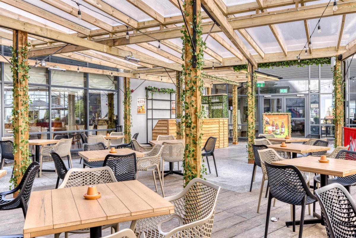 Premier Inn London Gatwick Airport - North Terminal - Housity