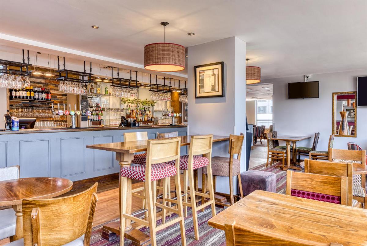 Premier Inn London Gatwick Airport - North Terminal - Housity