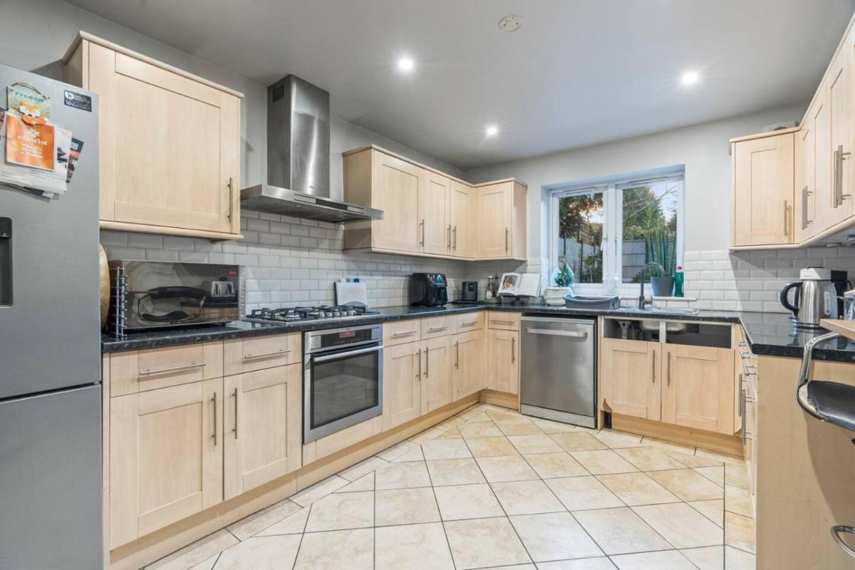 Large 4 Bedroom House Bricket Wood, Van & Car Parking, Sleeps 8 - Housity