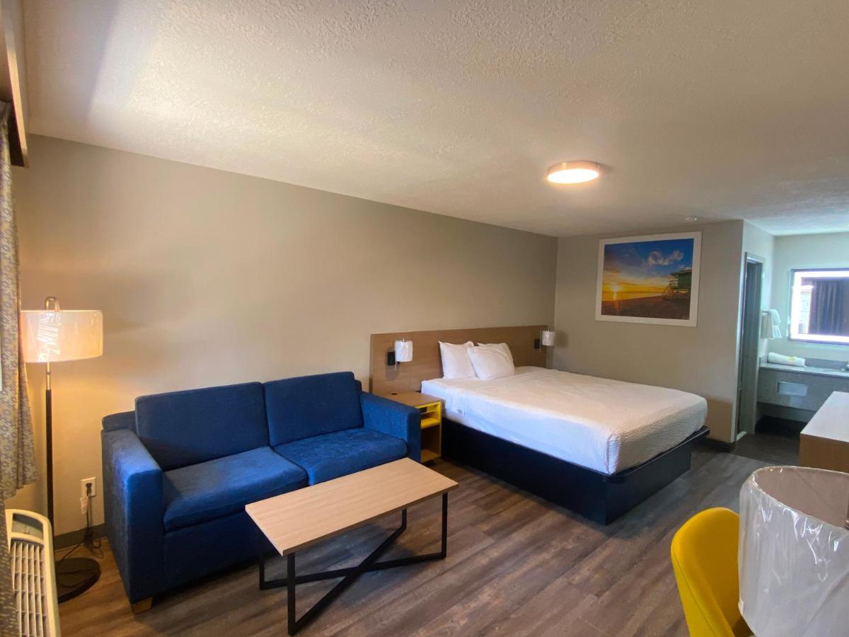 Days Inn & Suites by Wyndham Albuquerque West - Housity