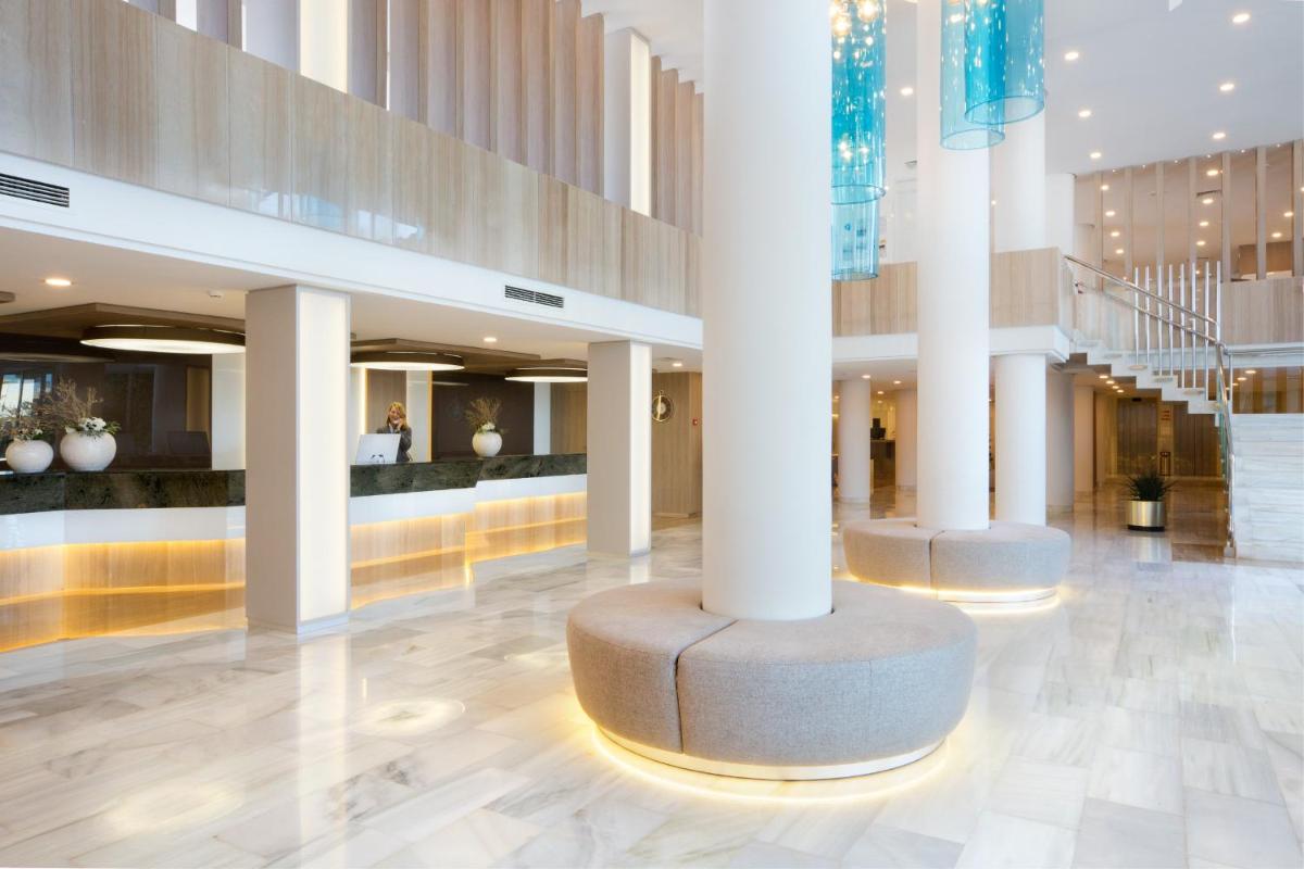 Un vestíbulo de un edificio con columnas y una escalera. en Grupotel Gran Vista & Spa, en Can Picafort 60 fotos más