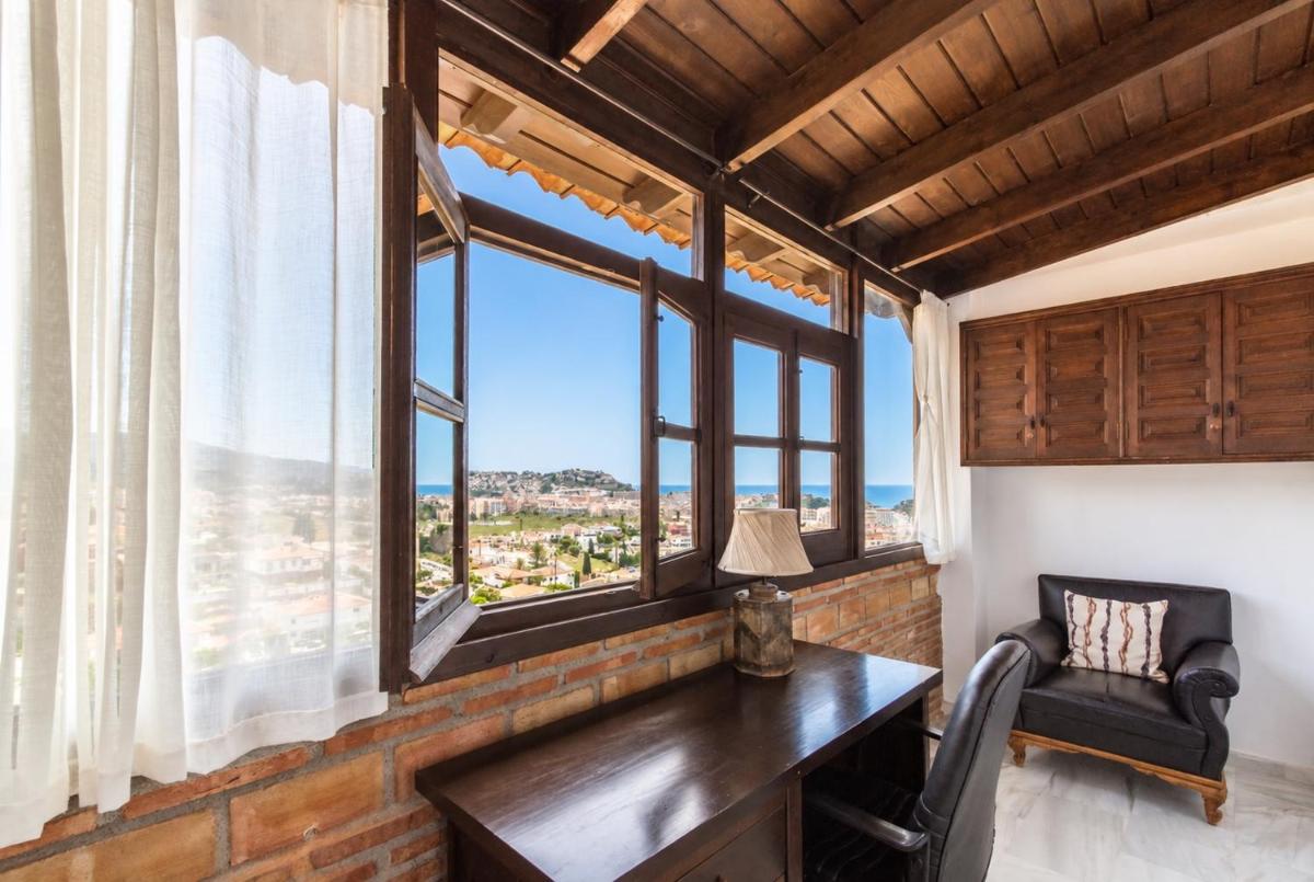 CHALET CON PISCINAS Y VISTAS DE ENSUEÑO - Housity