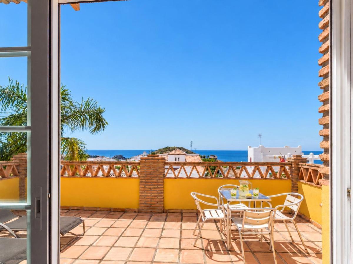CHALET CON PISCINAS Y VISTAS DE ENSUEÑO - Housity