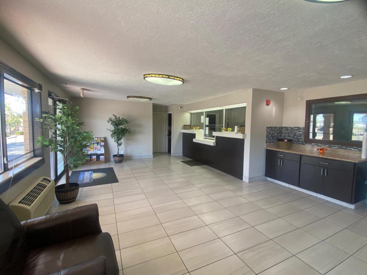 Days Inn & Suites by Wyndham Albuquerque West - Housity