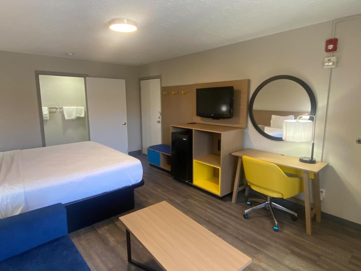 Days Inn & Suites by Wyndham Albuquerque West - Housity