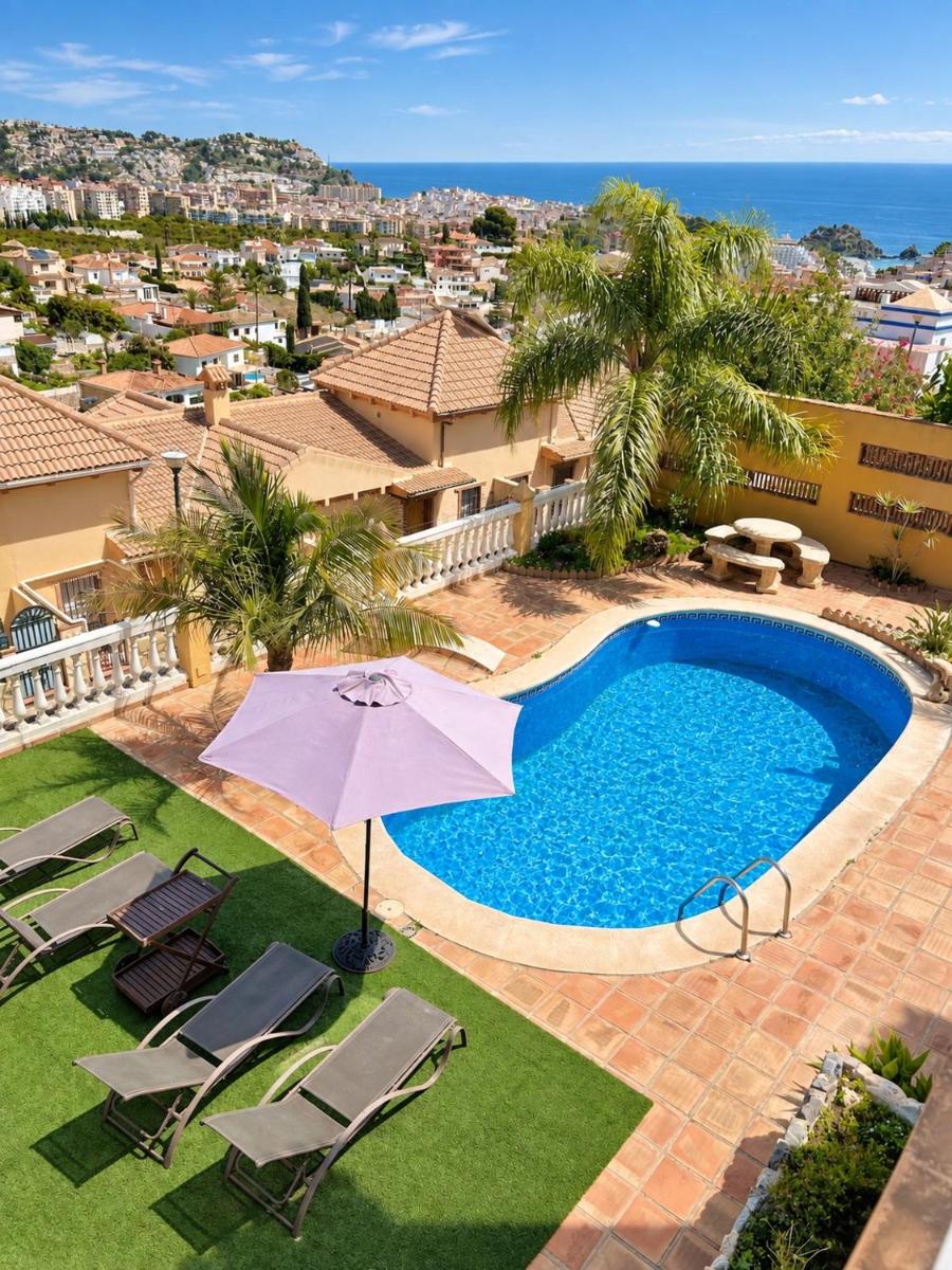 CHALET CON PISCINAS Y VISTAS DE ENSUEÑO - Housity