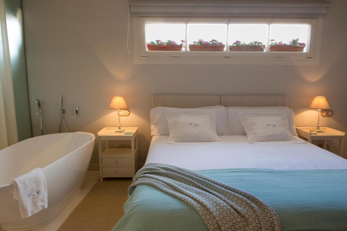 Cama o camas de una habitación en Jardí de Ses Bruixes Boutique Hotel