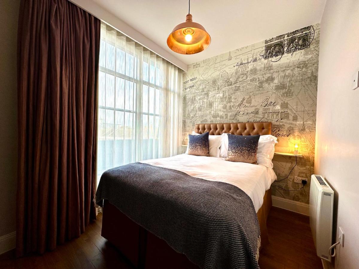 Amazing Modern Apartment - Free Secure Parking! - 1 Minute walk to Poole Quay - Great Location - Free Parking - Fast WiFi - Smart TV - Newly decorated - sleeps up to 2! Close to Poole & Bournemouth & Sandbanks - Housity