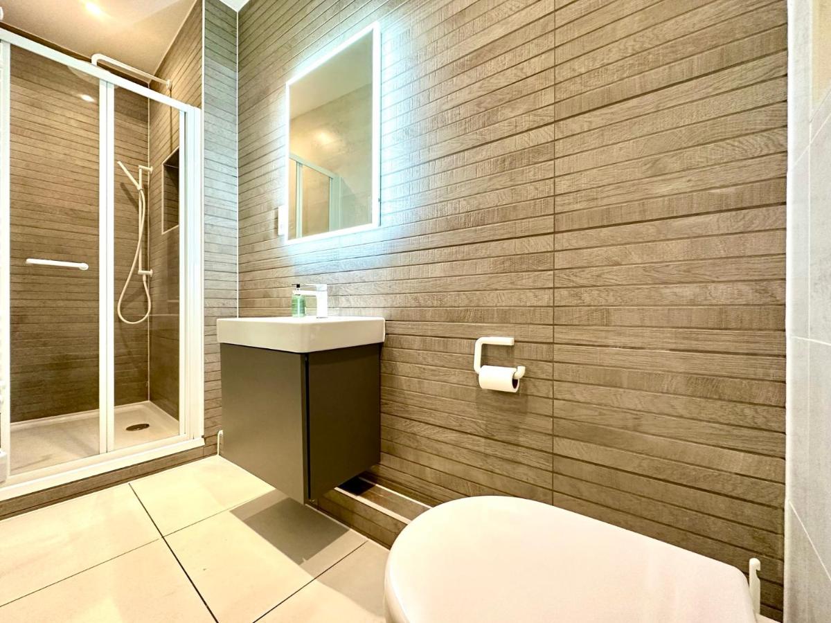 Amazing Modern Apartment - Free Secure Parking! - 1 Minute walk to Poole Quay - Great Location - Free Parking - Fast WiFi - Smart TV - Newly decorated - sleeps up to 2! Close to Poole & Bournemouth & Sandbanks - Housity