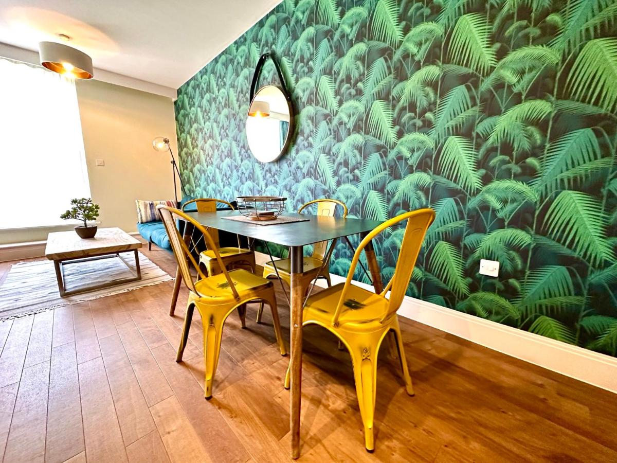 Amazing Modern Apartment - Free Secure Parking! - 1 Minute walk to Poole Quay - Great Location - Free Parking - Fast WiFi - Smart TV - Newly decorated - sleeps up to 2! Close to Poole & Bournemouth & Sandbanks - Housity