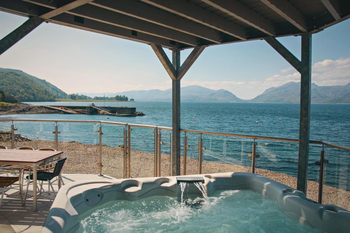 Beach Houses with Hot Tubs - Housity